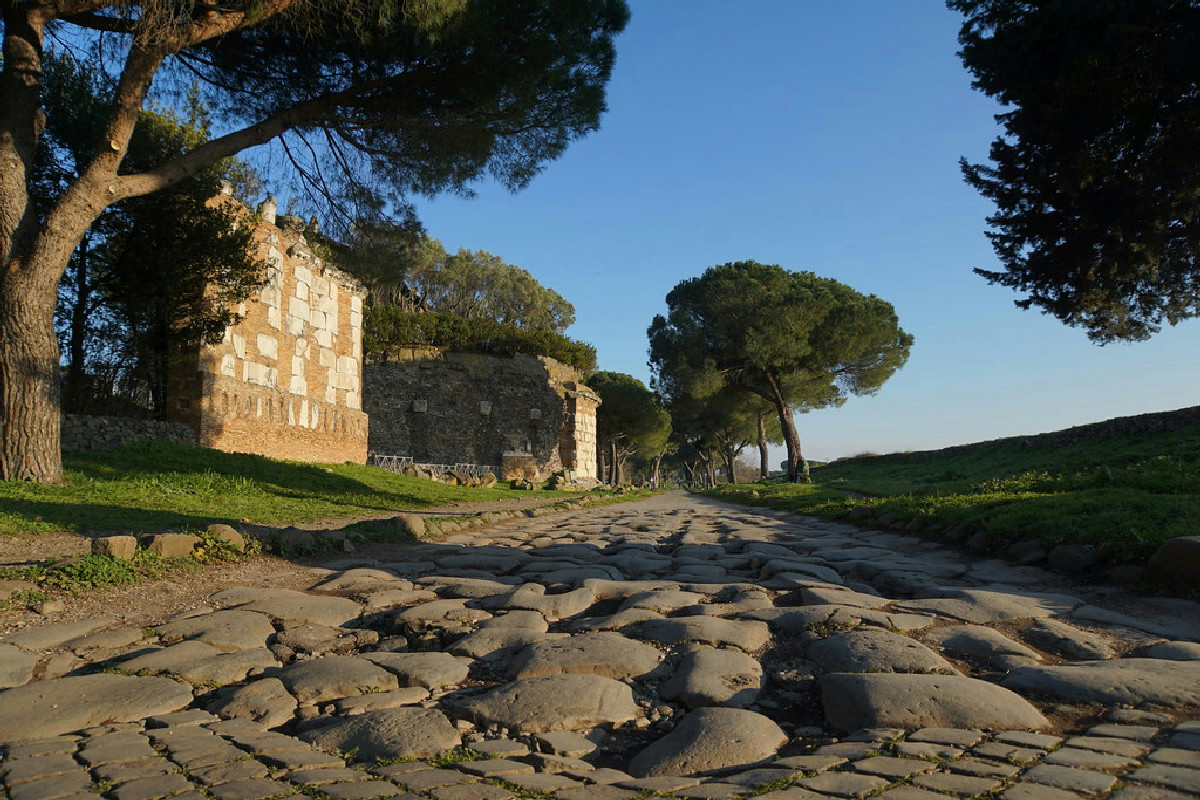 Nel cuore di Roma si estende una strada millenaria che conserva l’essenza autentica della città eterna
