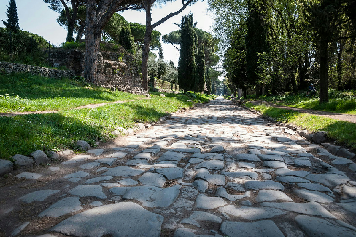 Nel cuore di Roma si estende una strada millenaria che conserva l’essenza autentica della città eterna