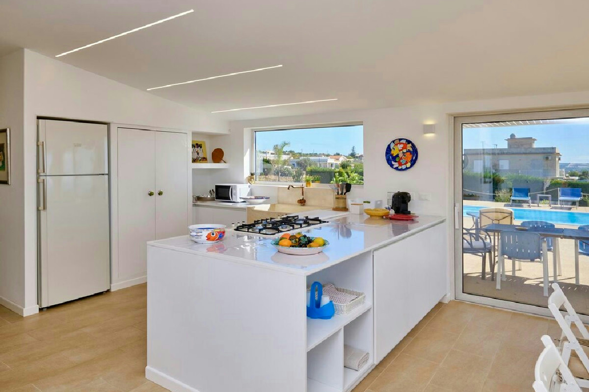 Soluzioni innovative per definire con stile e funzionalità gli spazi aperti della cucina e del soggiorno